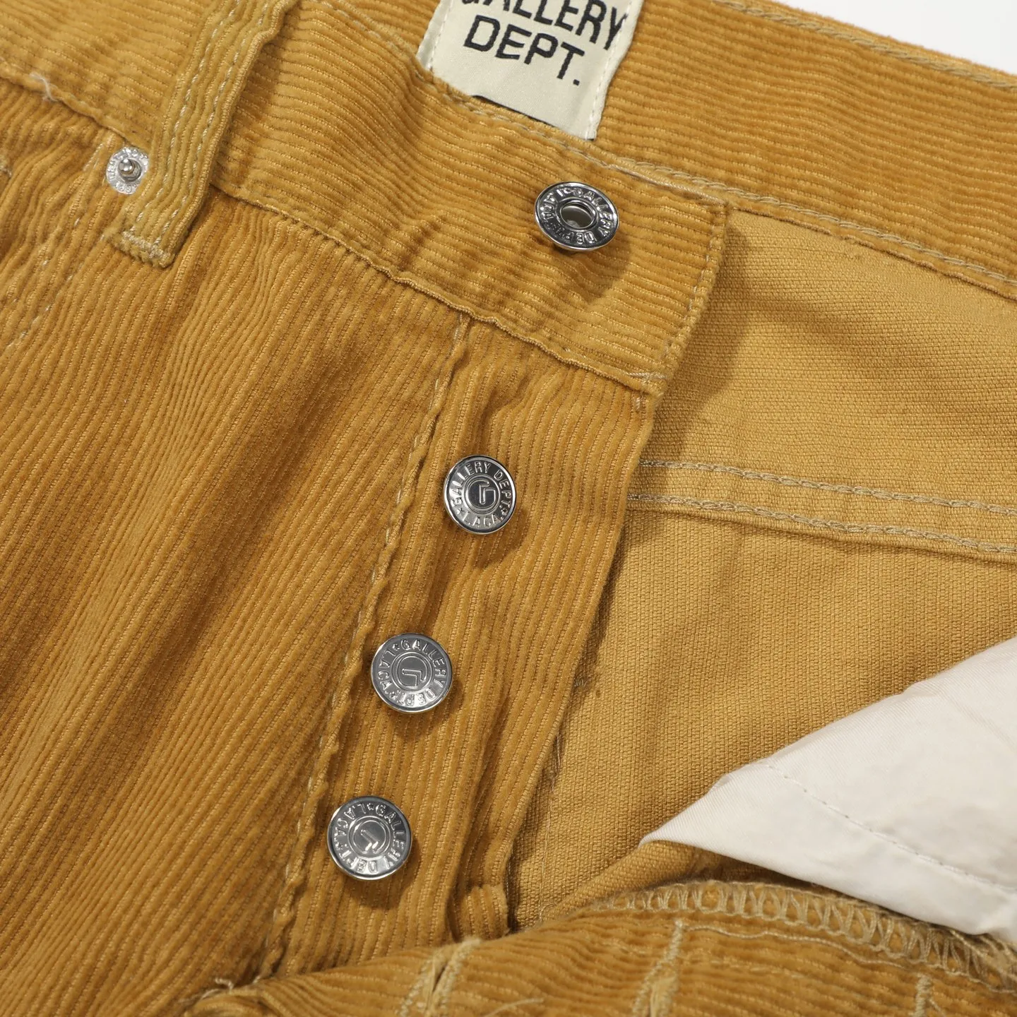 P240 Chrome Hearts Gallery 2025 corduroy spliced ​​multi-pocket couple bootcut jeans are a hot trend this season and are sought after by countless celebrities and fashionistas. The neat details of the cutting process add color to the playful fashion! The neat and meticulous design, and the well-fitting structure is unique. The upper body not only has outstanding recognition, but also looks younger and younger. A style with the ultimate wearing meaning and performance, gorgeous color matching, and the craftsmanship of this style is also extremely extraordinary. After the finished product is washed, it is disassembled and hand-made with sheepskin cross leather and then spliced ​​together to complete. The whole piece has too many craftsmanship to describe. It is decorated with patchwork cross flowers and high-waisted washed jeans! ! Absolutely high-end luxury product, a god-level single product, a super popular product, made with top heavy industry, a magic weapon that cannot be missed to hit the streets. Size: 28 30 32 34 36 Color: Yellow
